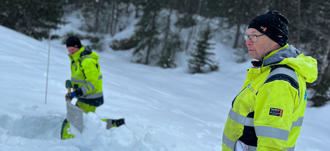 Det er mye snø i fjellet, men vær obs på at isen under kan være utrygg. Her sjekker Sveinung Moen og Ståle Storlid i Skagerak Kraft forholdene. 