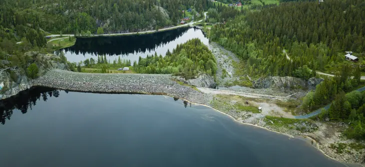 Dam Manndøla ved Sundsbarmvatn skal forsterkes Dam Manndøla ved Sundsbarmvatn skal forsterkes
