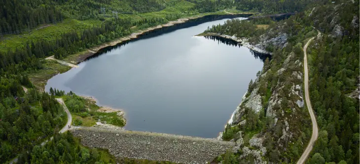 Skagerak Kraft skal rehabilitere dam Sanden. Det er en fyllingsdam som skal bli både høyere og bredere. 